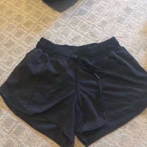 Size4 Lululemon hotty hot short